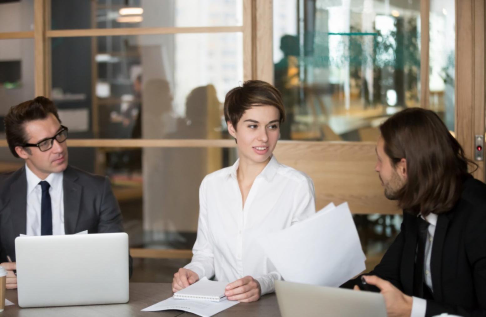 Oficina de calytheniqo en Zaragoza con equipo revisando análisis financieros