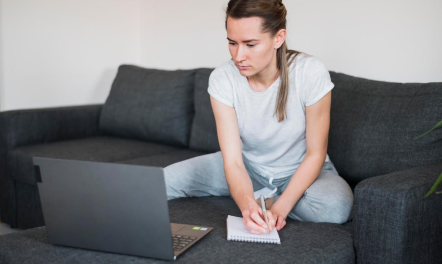 Sesión de formación financiera empresarial con análisis de casos reales